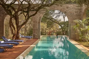 giraffe-manor-pool