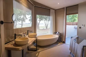 Sausage Tree luxury-suite-bath, Zambia